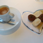 オーグードゥジュール ヌーヴェルエール - エスプレッソとプティフール。