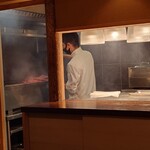 伯雲 - 鰹の塩たたきを調理中