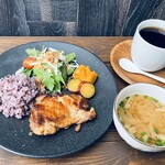 FIRST TABLE - 国産もも肉のソテーワンプレート