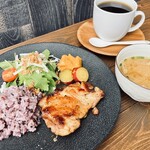 FIRST TABLE - 国産もも肉のソテーワンプレート