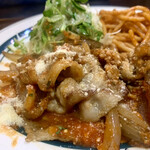 キッチン あずま - テーブルに置いてある、パルメザン粉チーズをかけて♡