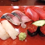 牡蠣と寿司 うみのおきて - 左から、赤海老昆布〆、三陸産自家製〆鯖、本鮪赤身、筋子の墨廼江吟醸粕漬け