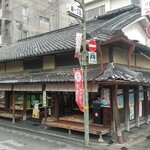 Okashi Tsukasahonke Kikuya - 店舗は角地です