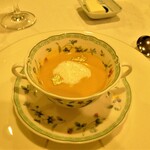 シェ カワセ - 「冷製バニラ風味のかぼちゃのスープ」 本来のかぼちゃの甘味が優しく胃を満たしてくれます。