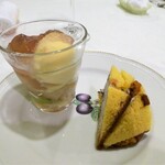 シェ カワセ - 「桃とぶどう、無花果に手製アイスクリームのパフェ」大好きなフルーツのオンパレードでした。焼き菓子とコーヒー。