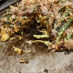 Okonomiyaki Momiji - 焼きそばの卵とじのイメージ。カス豚まぜ焼き。