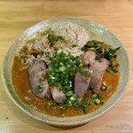 吉田カレー  - ほぐし鶏のバターチキンカレー・角切りローストポーク・ニラとネギのアチャール・中華アチャール