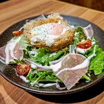 肉と日本酒いぶり - 温玉の巣こもり風シーザーサラダ