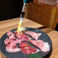 肉と日本酒いぶり 有楽町店 - ！！(゜ロ゜ノ)ノここで炙るのね