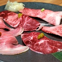 肉と日本酒いぶり 有楽町店 - 炙り肉寿司三種盛り合わせ