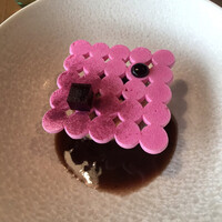 メゾン ケイ - カシスのメレンゲを割り、カシスソースと餡（羊羹？）を混ぜながら食べる。