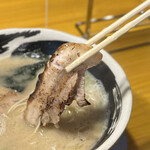 濃厚煮干とんこつラーメン 石田てっぺい - チャーシューのアップ