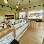 パティスリー ノアモア - 清潔感のある店内 ご夫婦で切り盛り 店内はパティシエの奥様が接客対応 物腰低い丁重な接客対応はケーキの味と比例し大変素晴らしい 甘さ控えめのバランス感が絶妙でした