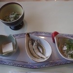 Owari Asahi En - 先付け：釜揚げ白州、前菜：桜チーズ豆富、稚鮎オイル蒸し、鱸レモン和え