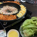 韓国酒場マニモゴ - エビロール サムギョプサル・サンチュ & ハニーソース 付き