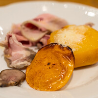 La Stalla - 2022.10 柿のペコリーナ 塚原牧場梅山豚肩ロースのプロシュートコット 占冠村ニニウファーム羊舌ハム