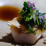 ル スプートニク - アマダイ（山口県萩産）の松笠焼き、エシャロット、ケッパー、そして能登の魚醤