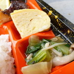 彩りごはん - 玉子焼きと青菜と茸の炊いたの