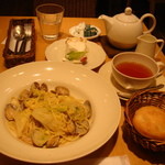 2013年、春のキャベツとあさりのパスタと、苺とメロンのケーキセット