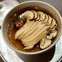 Ji-Cube - 松茸とフカヒレスープ。見るからに味付けは濃く、スープの味付けは、｢スーツァンレストラン陳｣の方が好み。フカヒレも松茸もたっぷり入り、ラーメンを入れて食べたい。