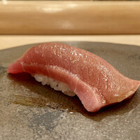 木挽町 とも樹 - 北海道戸井町 鮪 中トロ 200kgオーバー
                    来ましたね、脂が表面に艶々な鮪中トロです！
                    サクッと歯が入る感じが心地良いです。
                    脂のり良くとろける美味しさとはこの鮪の事です。