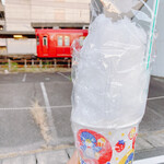 井上製氷店 - 持ち帰りやすいようにとラップで包んでくれた。