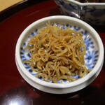 礒田 - 食事「ごはん・香の物・ちりめんじゃこ・牛肉時雨煮・赤出汁」