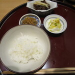 礒田 - 食事「ごはん・香の物・ちりめんじゃこ・牛肉時雨煮・赤出汁」