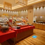 Tsukiyo No Usagi - バイキング会場　おかずの方は割と狭い
      その他にご飯、お味噌、そしてデザート、
      無料ドリンクバーのコーナーがある