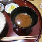 礒田 - 食事「ごはん・香の物・ちりめんじゃこ・牛肉時雨煮・赤出汁」