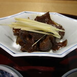 礒田 - 食事「ごはん・香の物・ちりめんじゃこ・牛肉時雨煮・赤出汁」