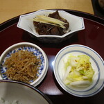 礒田 - 食事「ごはん・香の物・ちりめんじゃこ・牛肉時雨煮・赤出汁」