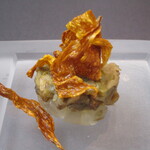 プレゼンテ スギ - アオリイカのタルタル 向日葵の花びら素揚げ 無花果の葉オイル