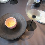 プレゼンテ スギ - フォアグラ（フォアグラのムース、人参の泡、ローズゼラニウムのジュレ）