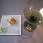 プレゼンテ スギ - アオリイカのタルタル 向日葵の花びら素揚げ 無花果の葉オイル