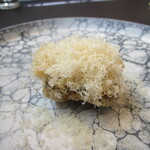 プレゼンテ スギ - .鱧（鱧出汁と夏キノコでGVした鱧のフリット、マカダミアナッツのすりおろし）