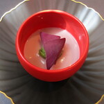 プレゼンテ スギ - 桃のニョッキ（じゃがいもの澱粉とわらび粉のニョッキ、桃のソース、生と乾燥させたセロリの葉シャーベット）