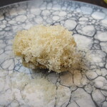 プレゼンテ スギ - .鱧（鱧出汁と夏キノコでGVした鱧のフリット、マカダミアナッツのすりおろし）