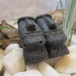 プレゼンテ スギ - 食べられなそうで食べられる（猪ラード・竹炭・マテバシイのモアイ像フィナンシェ）