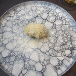 プレゼンテ スギ - .鱧（鱧出汁と夏キノコでGVした鱧のフリット、マカダミアナッツのすりおろし）