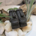 プレゼンテ スギ - 食べられなそうで食べられる（猪ラード・竹炭・マテバシイのモアイ像フィナンシェ）