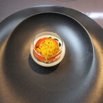 プレゼンテ スギ - 野菜のフラン（GVした玉蜀黍やパプリカソースなど千葉の夏野菜、イタリアンパセリオイル、野菜のブロードを軍鶏の卵で蒸し固めたフラン）