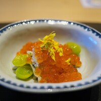 ひがしやま 司 - カニの身といくら。青ゆずも香りがアクセントで上品。