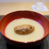 ひがしやま 司 - お椀は揚げた黒イチジク。サクサクに揚げた食感と白味噌の甘さが良く合う♬