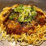 若貴 - 肉玉そば(税込550円)
      基本的な組み合わせ
      ・蒸し細麺
      ・カープソースベースのオリジナルブレンド
      ・焼き方:軽く押さえる
      ・焼き上がりの形:乱雑な焼き上がり
      ・鉄板またはお皿で食べるのがスタンダード