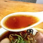 瀬戸内らーめん 醤華園 - 丸鶏を徹底的に下処理し、丁寧に抽出した旨味抜群のスープに、魚介系の出汁をバランスよく配合。天然醸造杉樽仕込醤油を使用した一杯