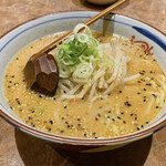 らーめん すすきの - ニンニクが効いたみそスープとやや太めの麺が美味しいです。個人的には茨城県のNo. 1みそラーメンです。