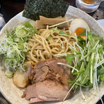 Mendo Koro Shuka Saki Haru - 沢山の水菜・刻み葱とデッカイ炙りチャーシューが良いですね！