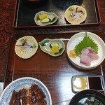 Iwado En - 上はうな丼1300円下は丼定食1700円