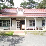 赤い屋根の喫茶店 駅舎 - “駅舎”道路側から。